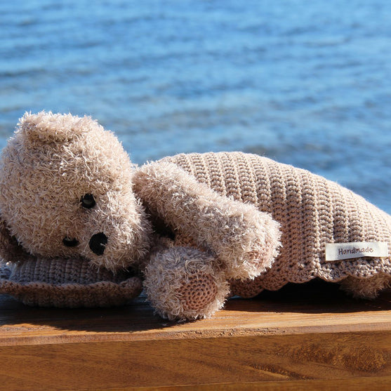Teddy med tæppe og pude - Basse
2