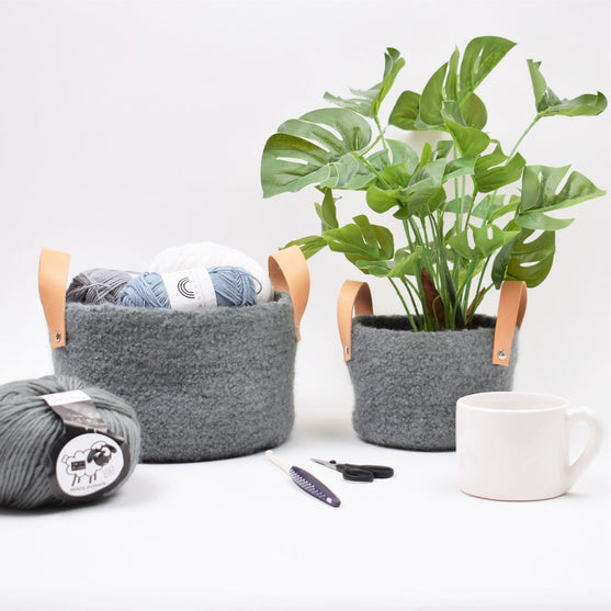 Panier Feutré avec Poignée en Cuir
1