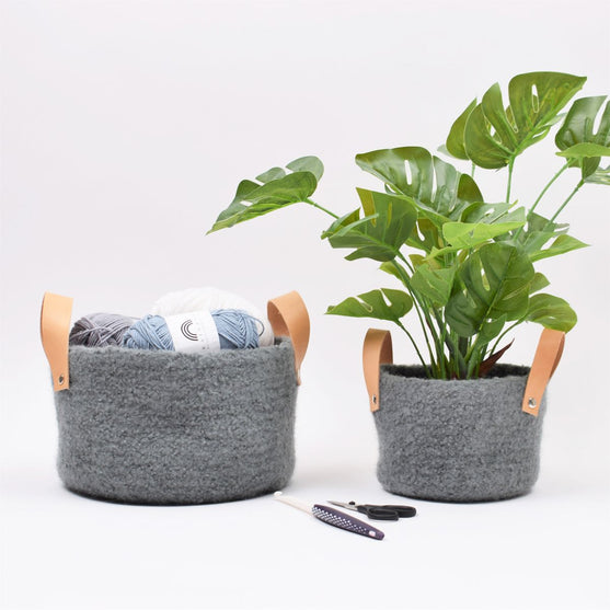 Panier Feutré avec Poignée en Cuir
2