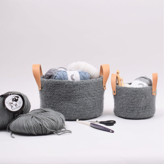 Panier Feutré avec Poignée en Cuir
3