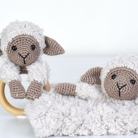 Chanel sur doudou et rond en bois
6