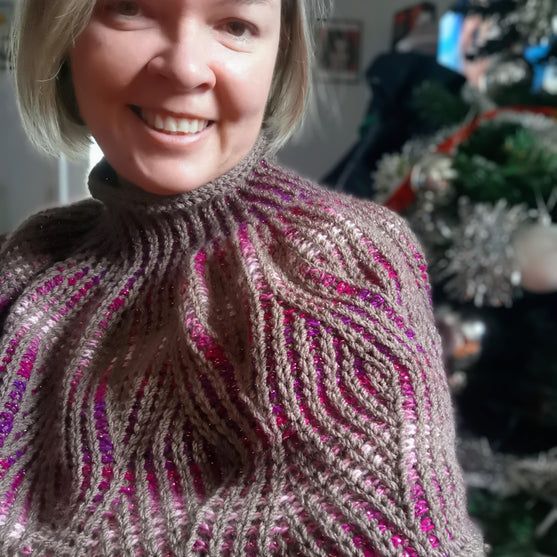 Outlandish - Capelet
4