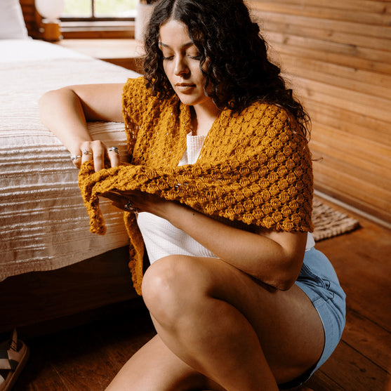 Grisaille - Châle Triangulaire Ajouré
5