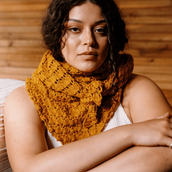 Grisaille - Châle Triangulaire Ajouré
6