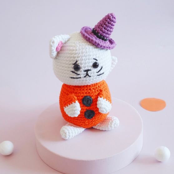 Luna the Halloween Cat
2