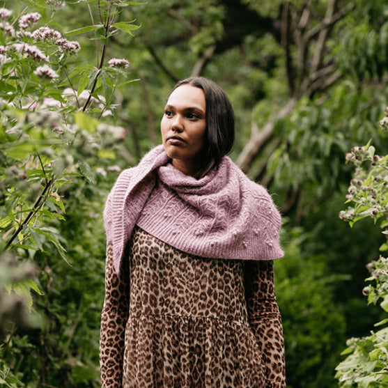 Muse Shawl - Châle Triangulaire Texturé
6