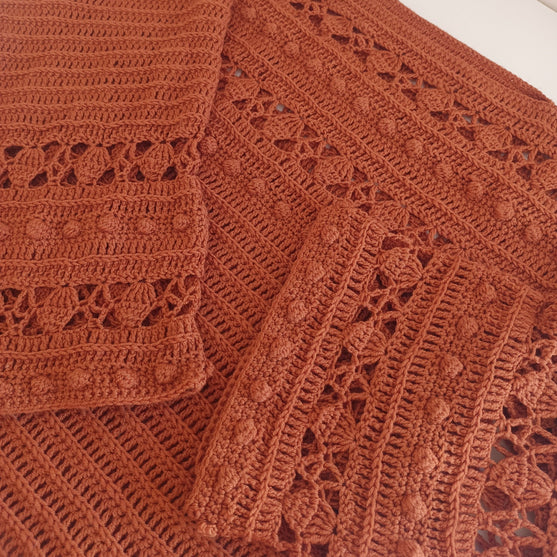 Nahia - Sweater
5
