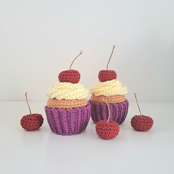 Cupcakes with cherries
1