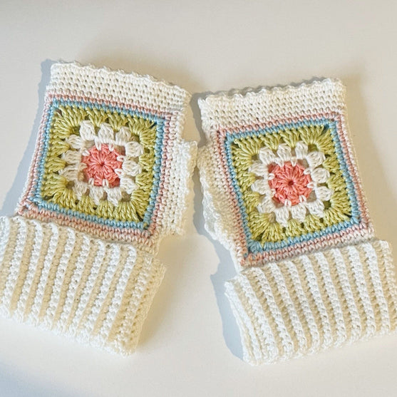 Dahlia - Fingerless Gloves
4