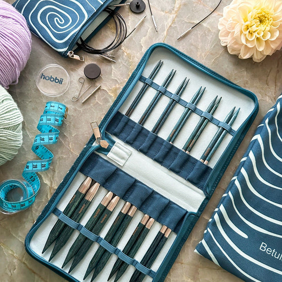 Set d'aiguilles circulaires interchangeables Betula Deluxe - Cerulean - Hobbii
9