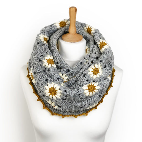 Daisy - Infinity Scarf
1