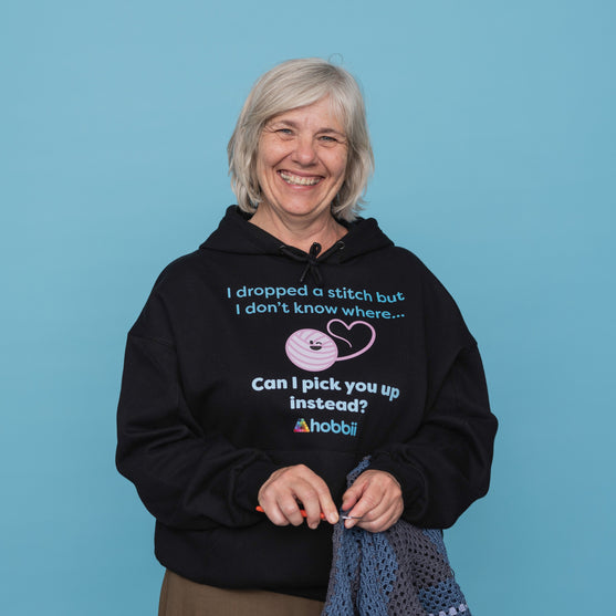 Dropped A Stitch Hoodie - Yarniis (Edition limitée) - Hobbii
5