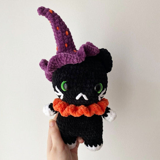 Willow - Halloween Cat
2