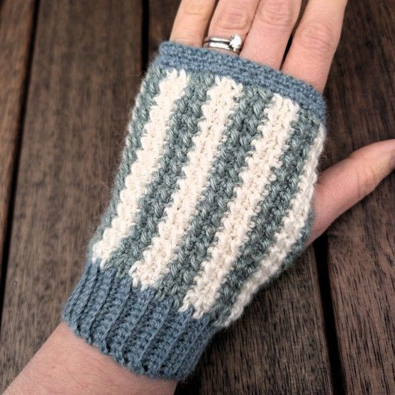 Snowy Mitts - Fingerless Gloves
4