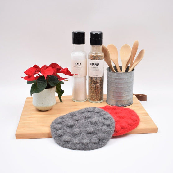 Christmas Trivet with flower motif
2