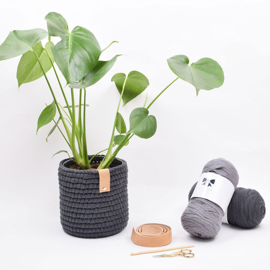 

Large Ribbon Pot
1
