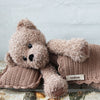 

Teddy med tæppe og pude - Basse
1