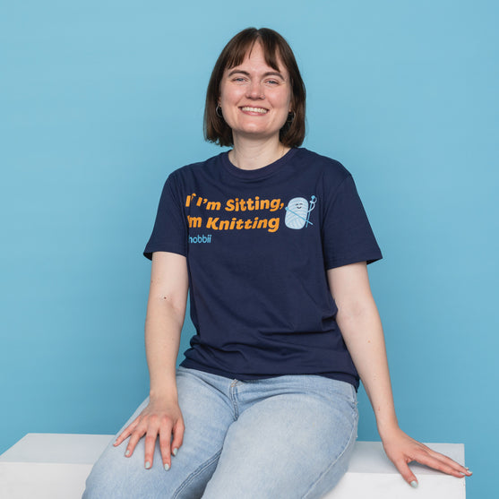

Sitting Knitting T-shirt - Yarniis (Edition limitée) - Hobbii
8