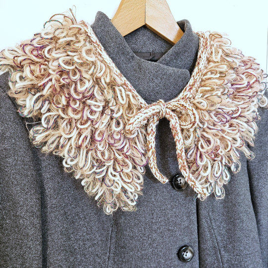 Den Glade Krave - Col amovible décoratif au point de bouclettes