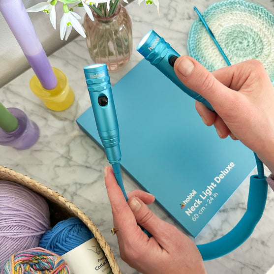 

Neck Light Deluxe - Blue - Hobbii
3