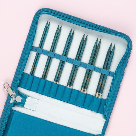 

Betula Interchangeable Circular Needle Set Essential - Cerulean - Hobbii
3