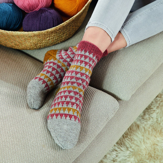 

Socks in Fair Isle Pattern - R0360
1