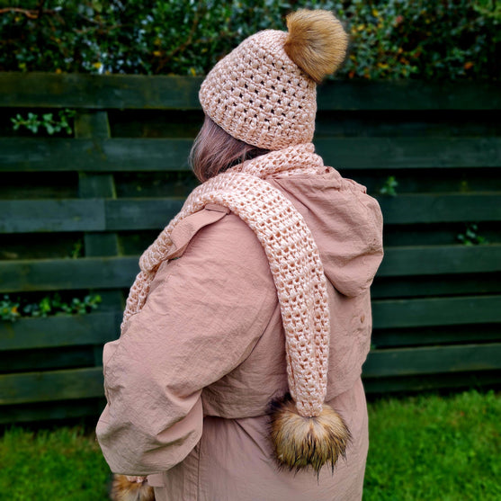 

Soft Glow - Hat & Scarf Set
2